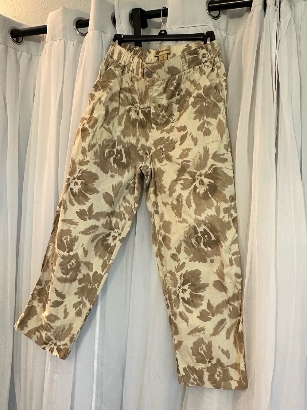 Democracy Beige Floral Cropped Pants - Picture 2 of 6